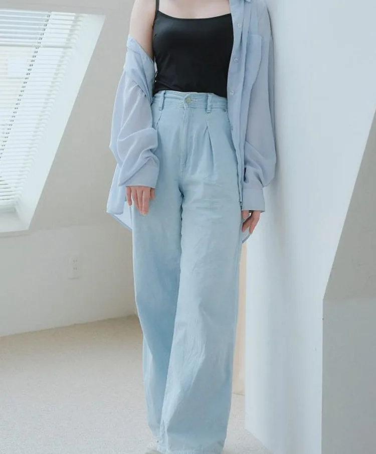ブラック×前を開けたシャツ＋ワイドデニム